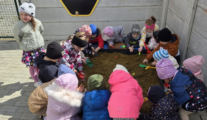 Aktuality / Nové detské pieskovisko v materskej škole - foto