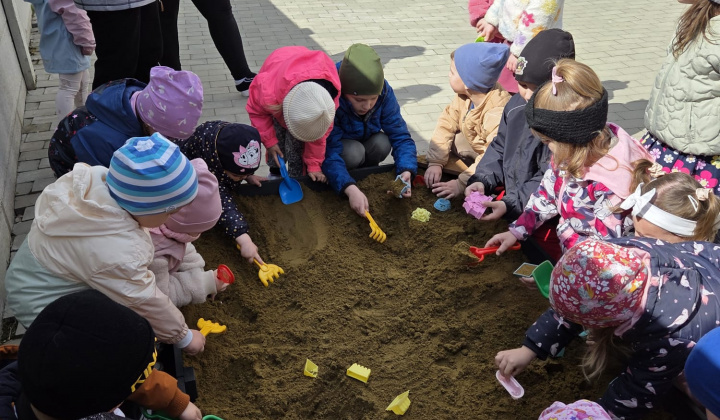 Aktuality / Nové detské pieskovisko v materskej škole - foto