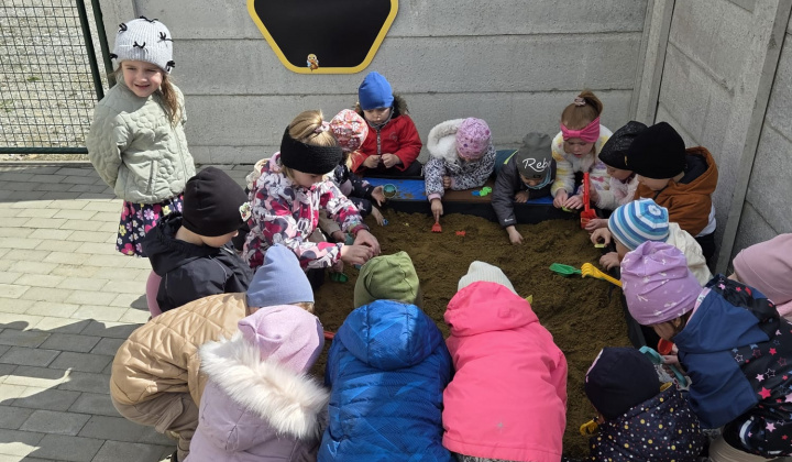 Aktuality / Nové detské pieskovisko v materskej škole - foto