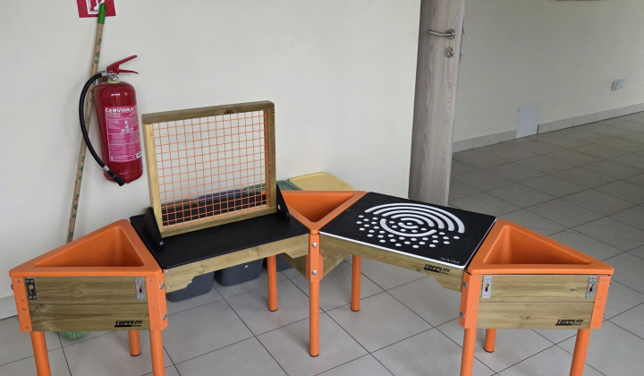 Aktuality / Nové detské pieskovisko v materskej škole - foto