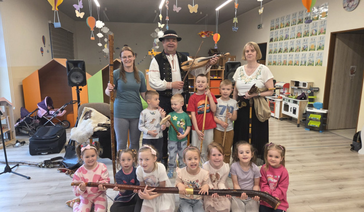 Aktuality / Keď škôlkou zazneli ľudové tóny: Navštívil nás pán Gaľa - foto