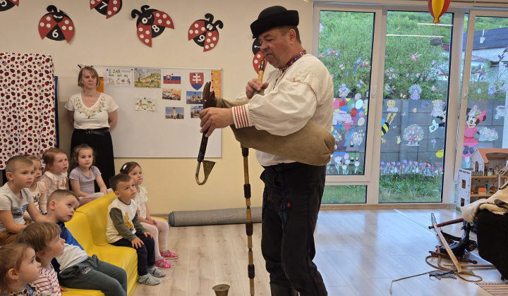 Aktuality / Keď škôlkou zazneli ľudové tóny: Navštívil nás pán Gaľa - foto