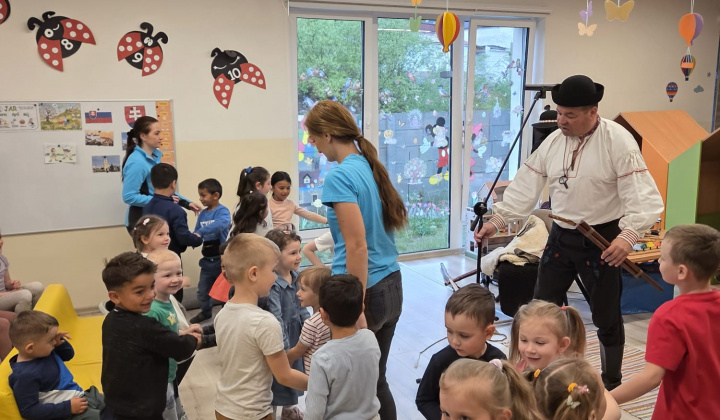 Aktuality / Keď škôlkou zazneli ľudové tóny: Navštívil nás pán Gaľa - foto