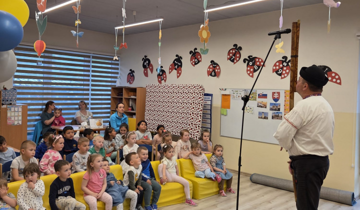 Aktuality / Keď škôlkou zazneli ľudové tóny: Navštívil nás pán Gaľa - foto