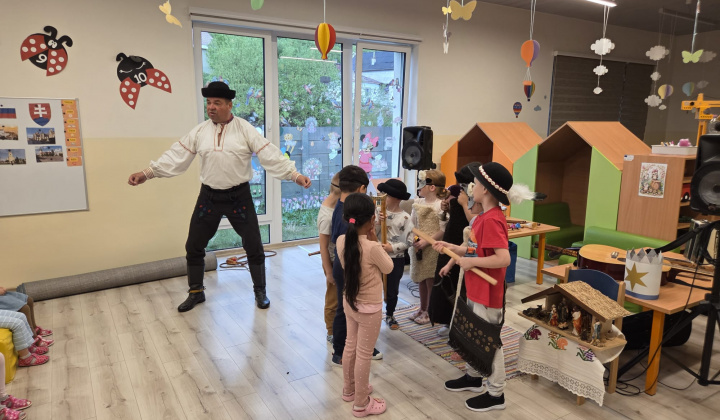 Aktuality / Keď škôlkou zazneli ľudové tóny: Navštívil nás pán Gaľa - foto