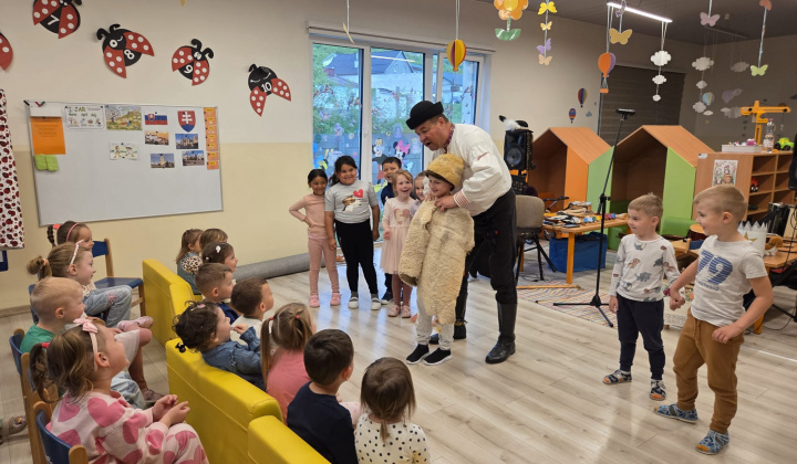 Aktuality / Keď škôlkou zazneli ľudové tóny: Navštívil nás pán Gaľa - foto