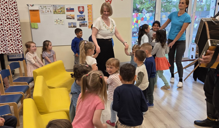Aktuality / Keď škôlkou zazneli ľudové tóny: Navštívil nás pán Gaľa - foto
