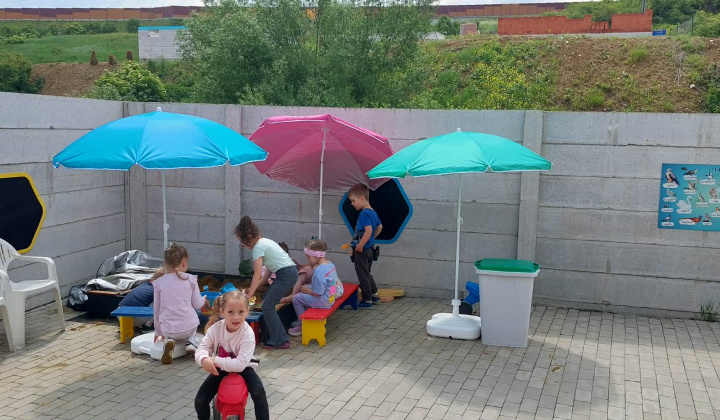 Aktuality / Nové slnečníky v materskej škole. - foto