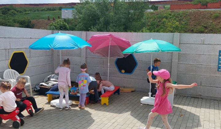 Aktuality / Nové slnečníky v materskej škole. - foto