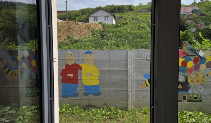 Aktuality / Nové sieťky proti hmyzu v našej materskej škole - foto