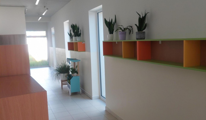 Aktuality / Obnova maľby v Materskej škole Chmiňany - foto