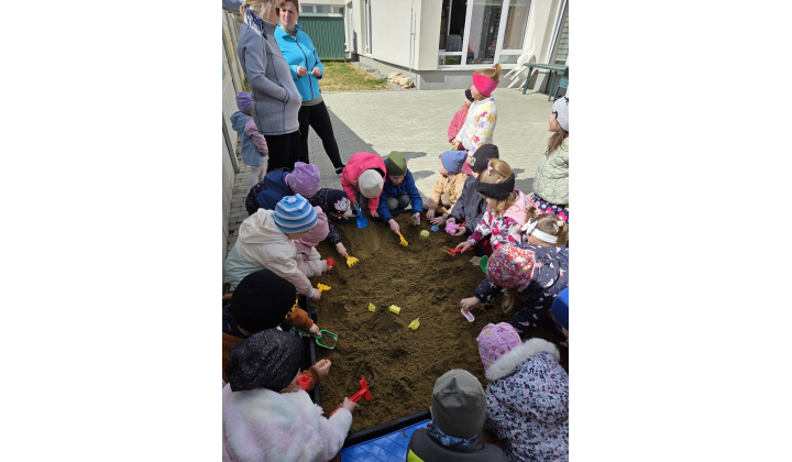 Fotka pre článok Nové detské pieskovisko a edukačná pomôcka v materskej škole