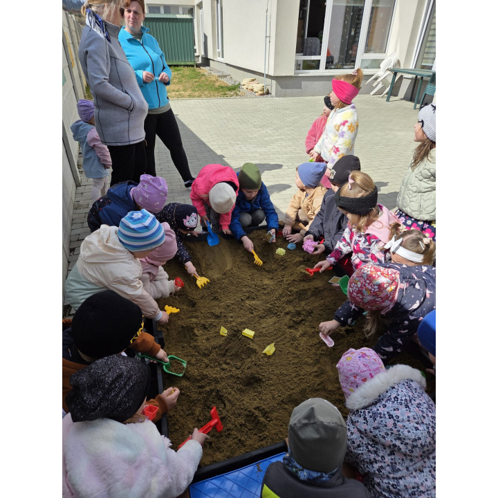 Menšia fotka pre článok Nové detské pieskovisko a edukačná pomôcka v materskej škole