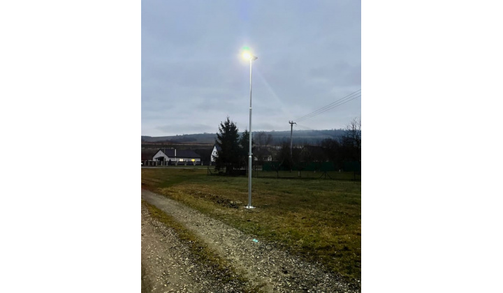 Fotka pre článok Nové svietidlo v obci, ktoré je napájané zo solárneho panelu