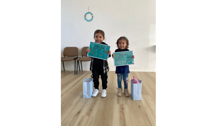 Fotka pre článok Rodičovský klub. Téma bola maľovanie na plátno a rozlúčka s 2 deťmi.