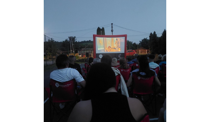 Fotka pre článok Tulavé kino v Chmiňanoch prilákalo divákov pod holé nebo