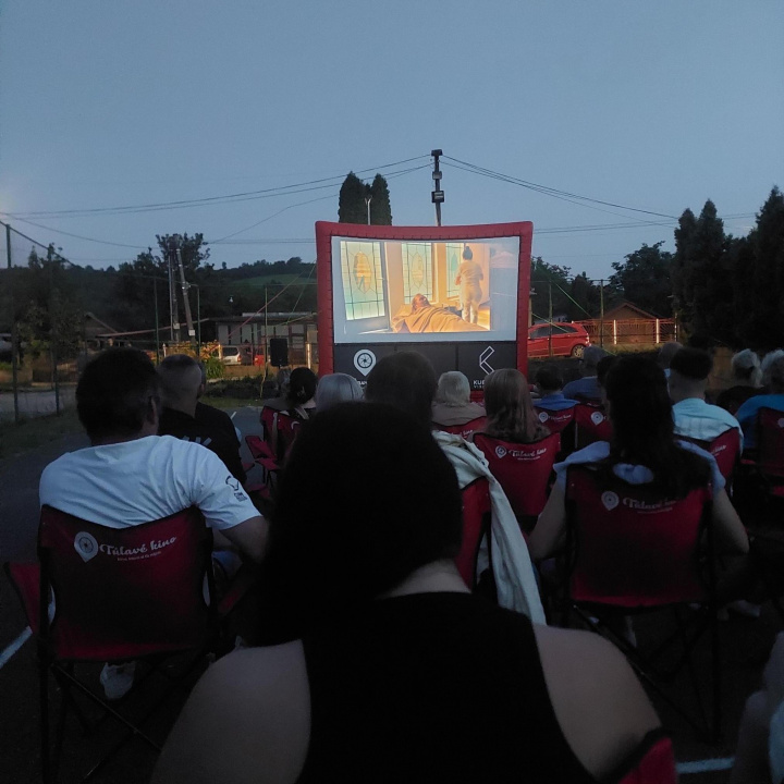 Menšia fotka pre článok Tulavé kino v Chmiňanoch prilákalo divákov pod holé nebo