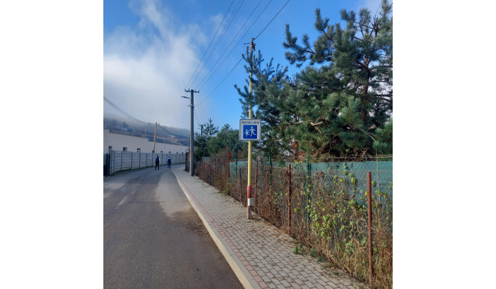 Fotka pre článok Umiestnili sme nové dopravné značky pri materskej škôlke, ktoré zvyšujú bezpečnosť detí