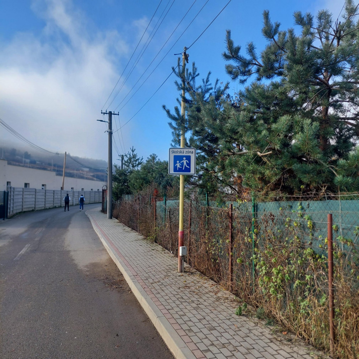 Menšia fotka pre článok Umiestnili sme nové dopravné značky pri materskej škôlke, ktoré zvyšujú bezpečnosť detí