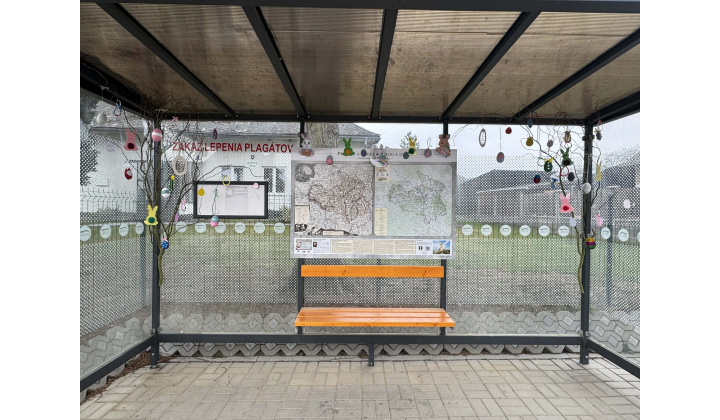 Fotka pre článok Veľkonočná výzdoba autobusovej zastávky