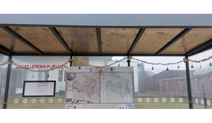 Fotka pre článok Vianočné vyzdobenie autobusovej zastávky: malý priestor, veľká atmosféra