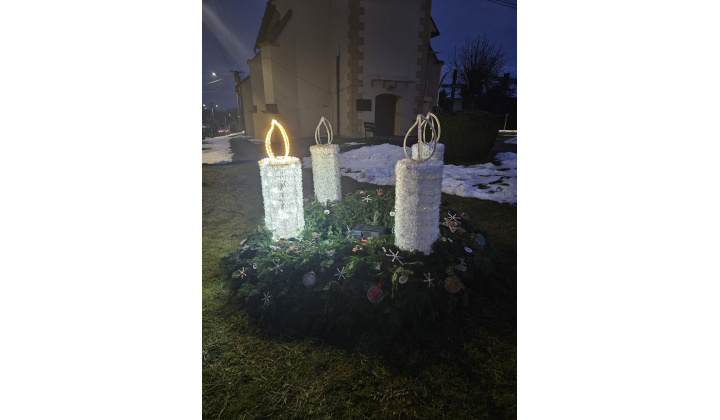 Fotka pre článok Zdobenie adventného venca a stromčeka deťmi z materskej škôlky