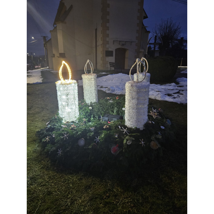 Menšia fotka pre článok Zdobenie adventného venca a stromčeka deťmi z materskej škôlky